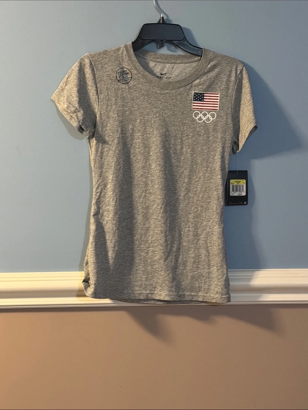 Brand new w/tags Nike Women’s Heather Gray Olympic Flag Short Sleeve Tee sz SM